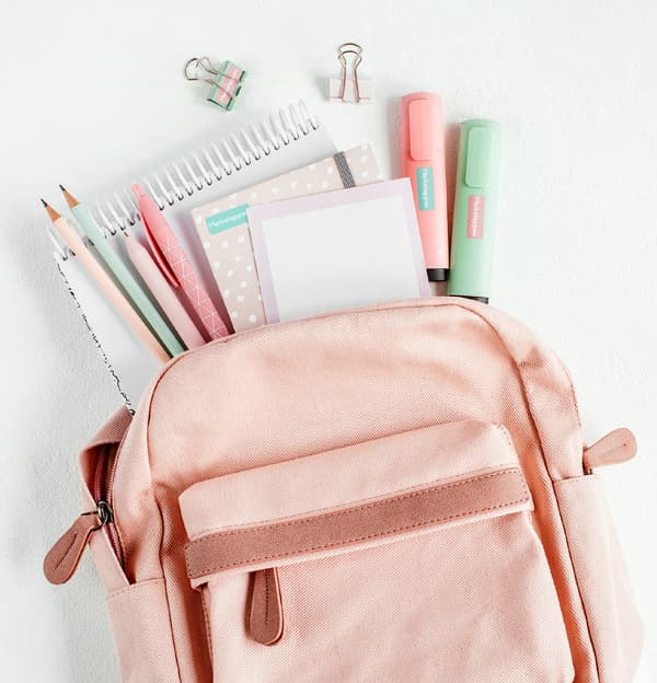 Ryggsekk med blyanter og notatblokker merket med minilapper